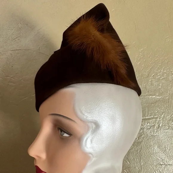 GLAMOROUS 1930s' BROWN HAT FOLDED & RUCHED AT TOP PLUS MINK TRIM
